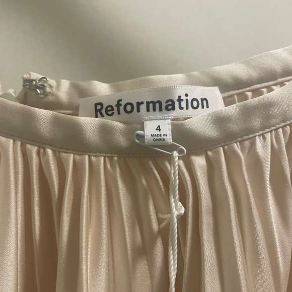 NWT gorgeous reformation satin skirt size 4 - Picture 11 of 12